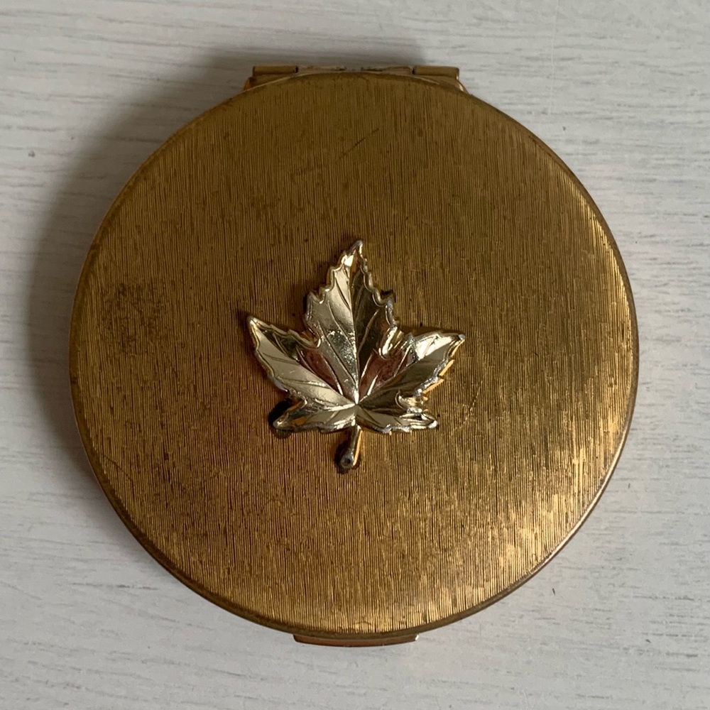 Vintage Stratton England Gold Tone Maple Leaf Powder Compact